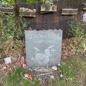 Gravestone for Levon Helm picturing his name